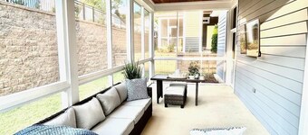 Golding Station - 3 King Suites + Screened Porch!