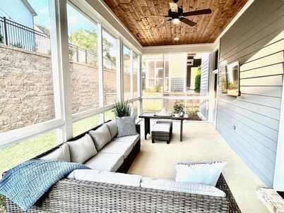 Golding Station - 3 King Suites + Screened Porch!