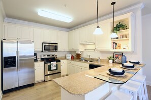 Fridge, microwave, stovetop, dishwasher