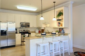Geladeira, micro-ondas, cooktop, lava-louças