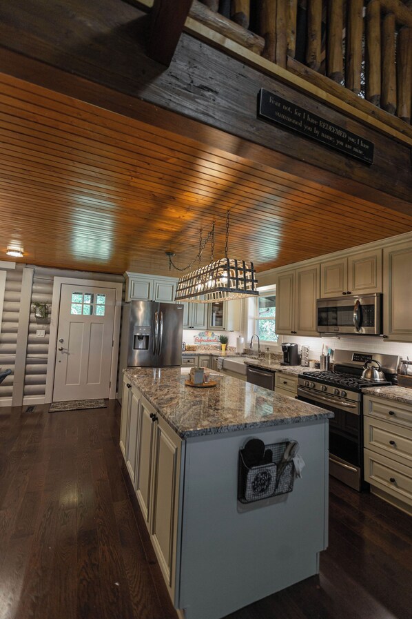 Refrigerador, microondas, horno y parrilla de estufa 