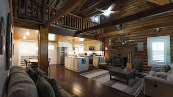 Smart TV, chimenea y libros