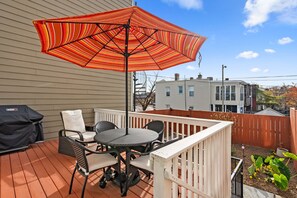Outdoor dining - Luxury 4 BR Capitol Hill Home, Steps to Metro, Walk to Capitol and DC Landmarks (Washington)
