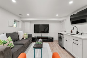 Smart TV - Luxury 4 BR Capitol Hill Home, Steps to Metro, Walk to Capitol and DC Landmarks (Washington)