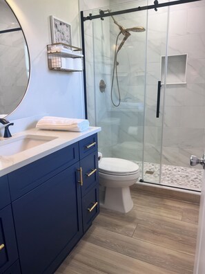 Douche, sĂšche-cheveux, serviettes fournies, savon