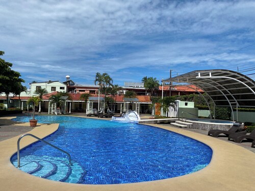 5 minute to the Center of town Condo - secure, large pool! 