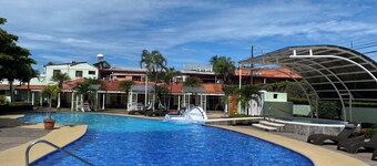 5 minute to the Center of town Condo - secure, large pool! 