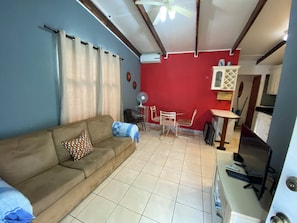 Smart TV - 5 minute to the Center of town Condo - secure, large pool! (Jaco)