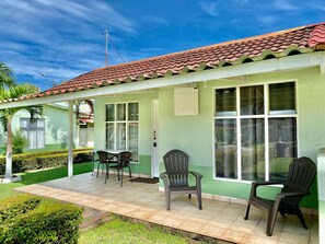 Outdoor dining - 5 minute to the Center of town Condo - secure, large pool! (Jaco)