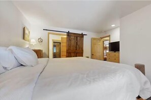 3 bedrooms, iron/ironing board, free WiFi, bed sheets - Updated Tahoma Chalet w/ Hot Tub! (Tahoma)