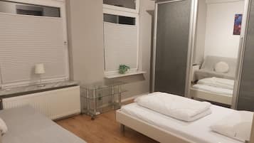 3 habitaciones, escritorio, tabla de planchar con plancha y wifi