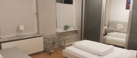 3 habitaciones, escritorio, tabla de planchar con plancha y wifi