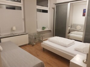 3 bedrooms, desk, iron/ironing board, WiFi - Vacation apartment "Schöne Aussicht" with large balcony-terrace (Nordenham)