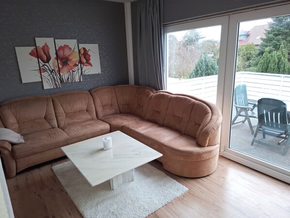 Smart TV - Vacation apartment "Schöne Aussicht" with large balcony-terrace (Nordenham)