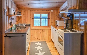 Fridge, oven, stovetop, coffee/tea maker