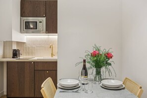 Refrigerador, microondas, parrilla de estufa y lavavajillas 