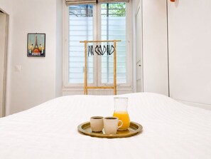 1 habitación, tabla de planchar con plancha y cuna de viaje 
