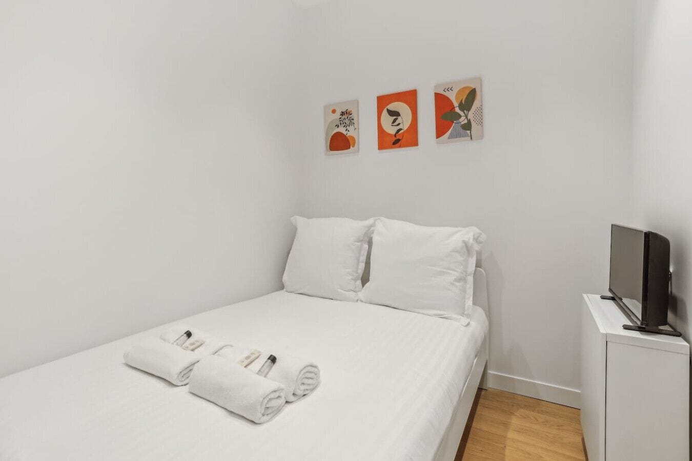 1 habitación, tabla de planchar con plancha y cuna de viaje 