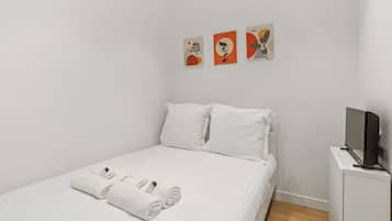 1 habitación, tabla de planchar con plancha y cuna de viaje