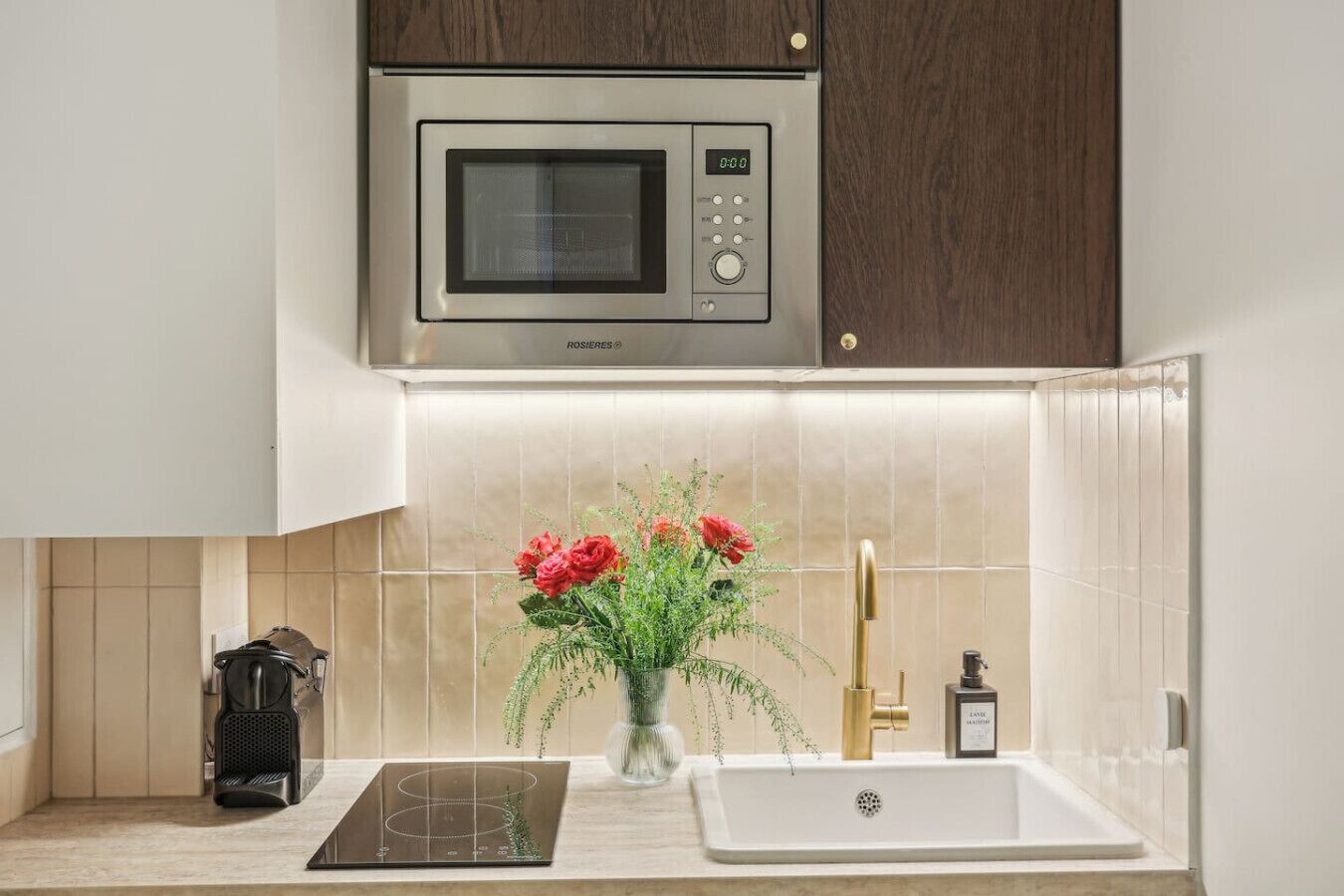 Réfrigérateur, micro-ondes, plaque de cuisson, lave-vaisselle