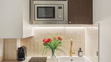 Réfrigérateur, micro-ondes, plaque de cuisson, lave-vaisselle