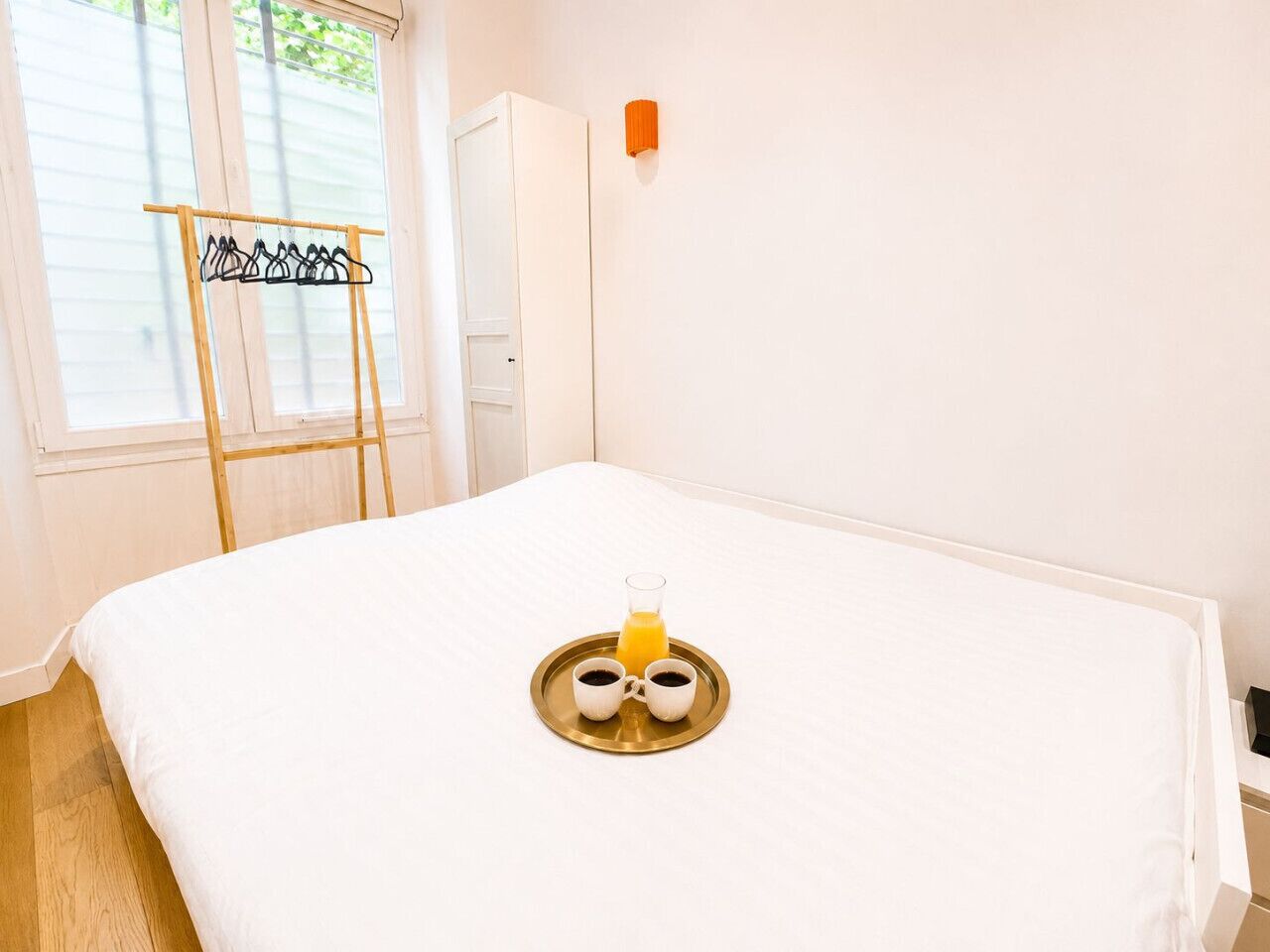 1 quarto, ferros/tábuas de passar roupa, berço de viagem