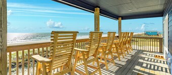 6-bedroom house on fabulous Surfside Beach with private volleyball court
