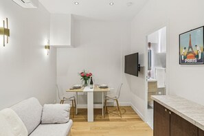 Smart TV - Lavie Maison : Near Arc de Triomphe, Hot Tub & AC (Paris)