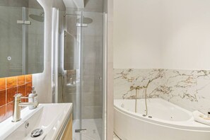 Hair dryer - Lavie Maison : Hot Tub & AC Near Arc de Triomphe (Paris)