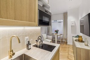 Réfrigérateur, micro-ondes, plaque de cuisson, lave-vaisselle