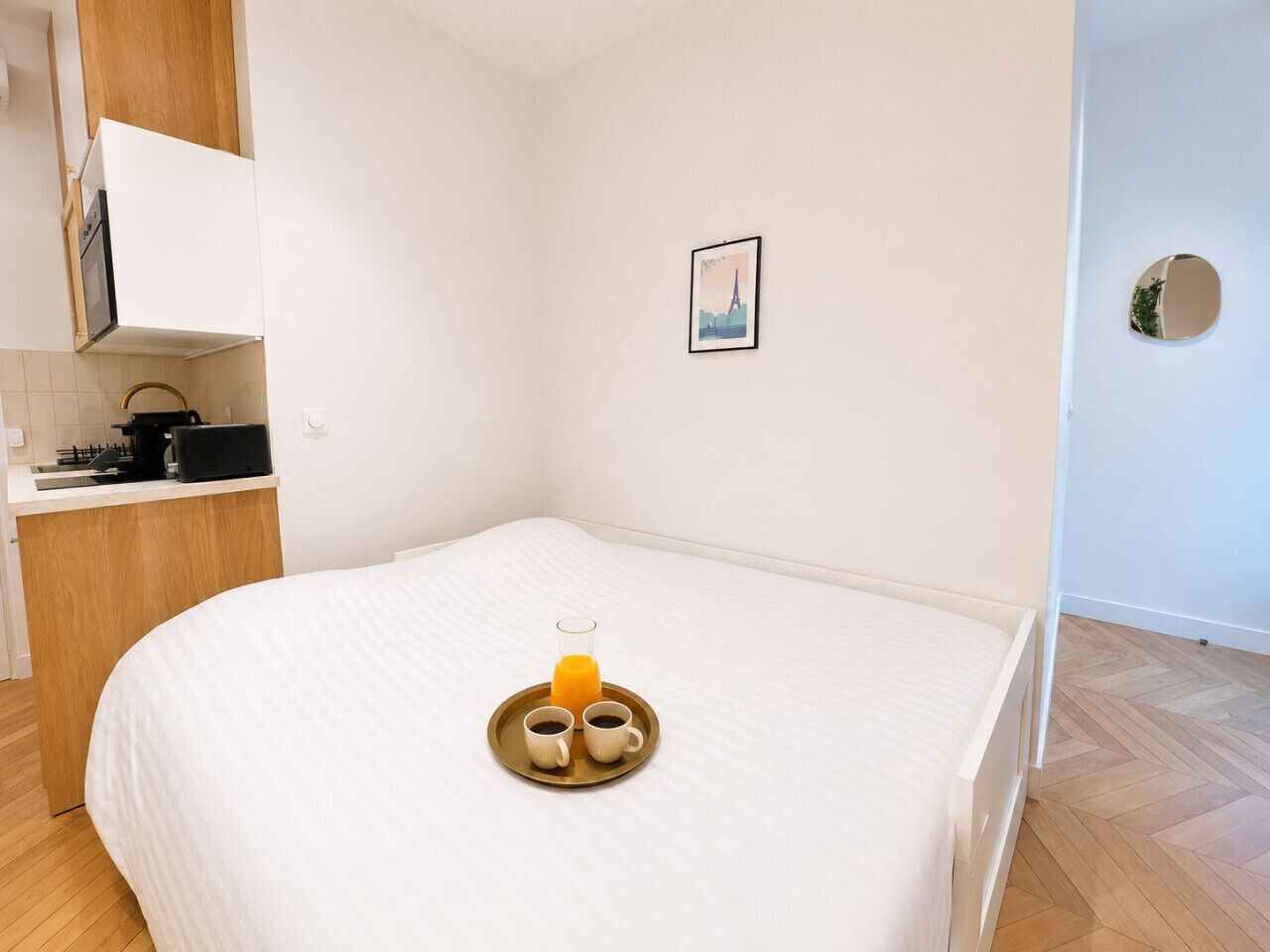1 habitación, tabla de planchar con plancha y cuna de viaje 