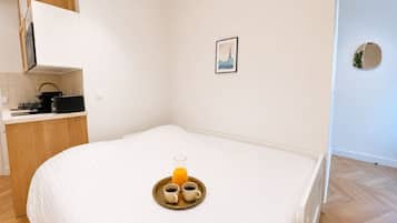 1 habitación, tabla de planchar con plancha y cuna de viaje