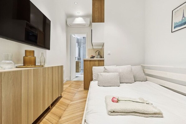 1 bedroom, iron/ironing board, travel cot, free WiFi