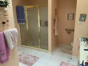 Handtücher, Seife, Toilettenpapier