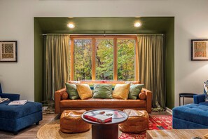 Smart TV, fireplace, ping pong, books