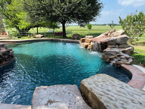 Cozy farmhouse w/pool. Central to museums, golfing, lakes, sports & shopping. 