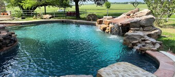 Cozy farmhouse w/pool. Central to museums, golfing, lakes, sports & shopping. 