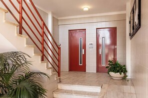 Unclassified image, 4 of 20, button - Stylish flat w/ balcony overlooking the sea (Almada)