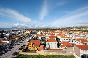 Unclassified image, 3 of 20, button - Stylish flat w/ balcony overlooking the sea (Almada)