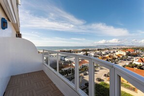 Unclassified image, 3 of 20, button - Stylish flat w/ balcony overlooking the sea (Almada)