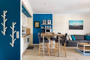 Interior - Stylish flat w/ balcony overlooking the sea (Almada)