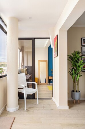 Unclassified image, 5 of 20, button - Stylish flat w/ balcony overlooking the sea (Almada)