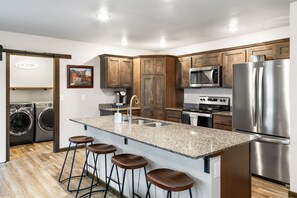 Een koelkast, een microgolfoven, een oven, een kookplaat