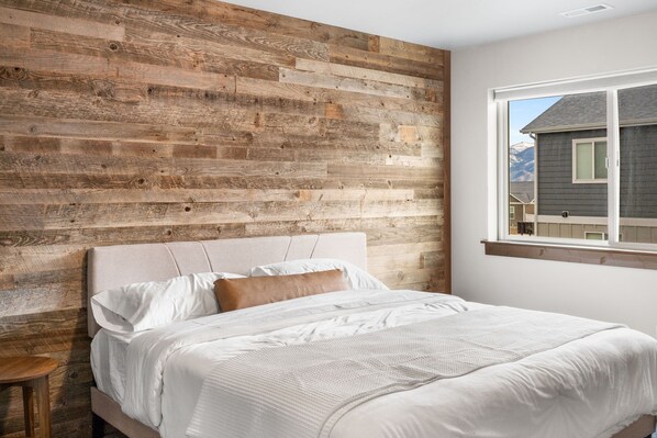 3 slaapkamers, een kluis op de kamer, een bureau