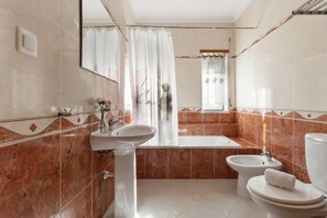Secadora de cabello, toallas, papel de baño 