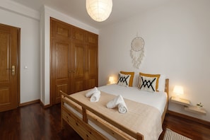 3 habitaciones, escritorio y tabla de planchar con plancha