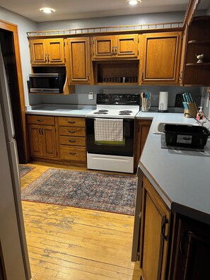 Refrigerador, microondas, horno y parrilla de estufa 