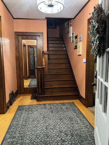 Cheerful home away from home in welcoming Wausau! 