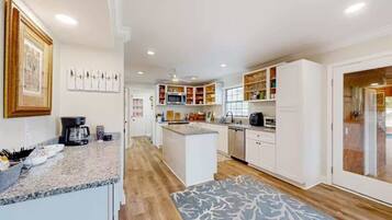 雪櫃、微波爐、焗爐、爐具