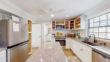 雪櫃、微波爐、焗爐、爐具